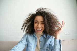 Parlare da soli fa bene al cervello