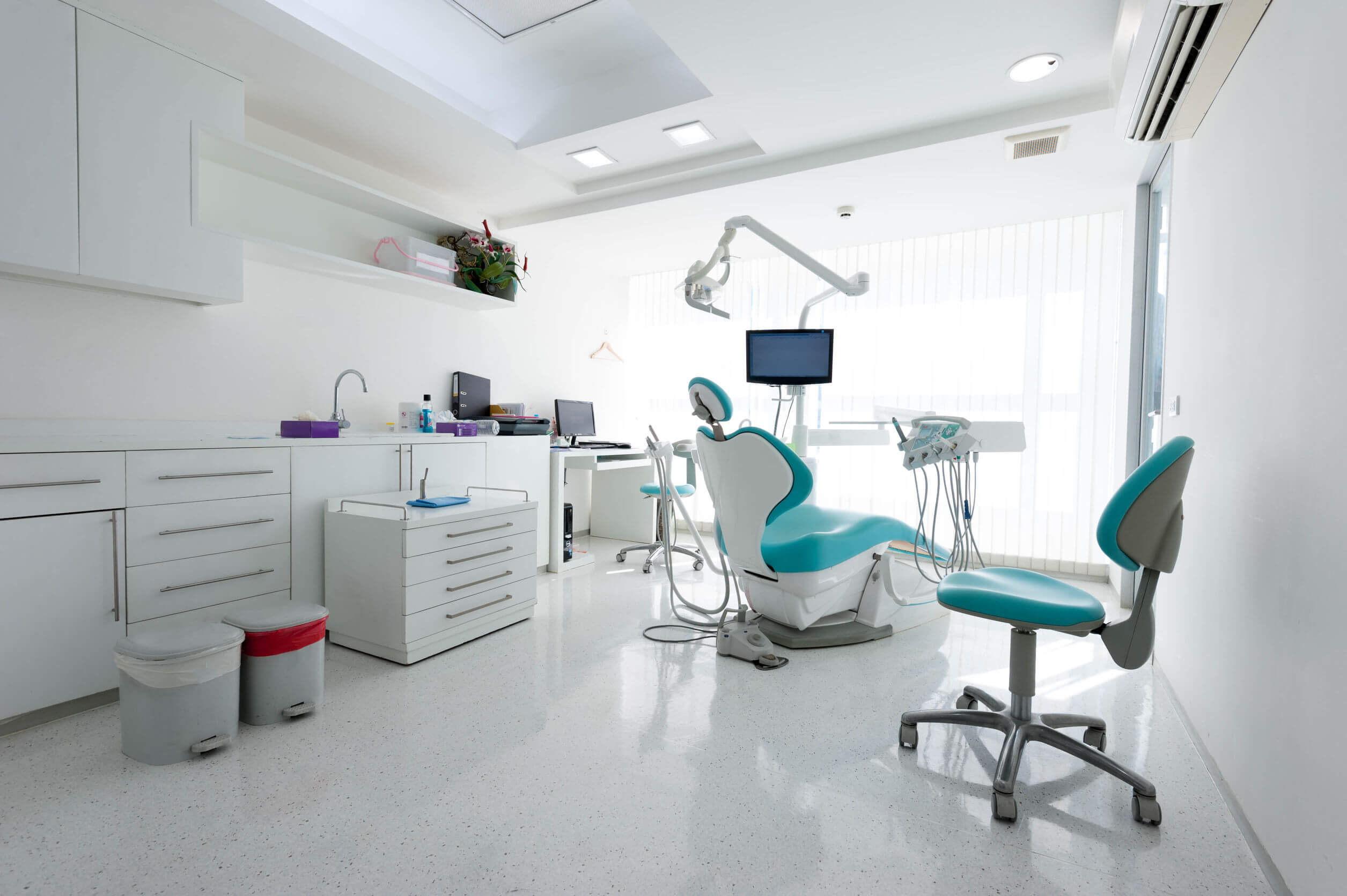 I casi di gengivite devono essere valutati dal dentista. 