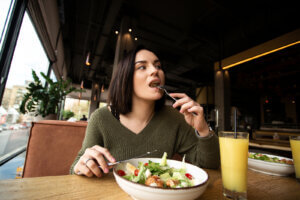 Comer despacio es mejor, según la ciencia
