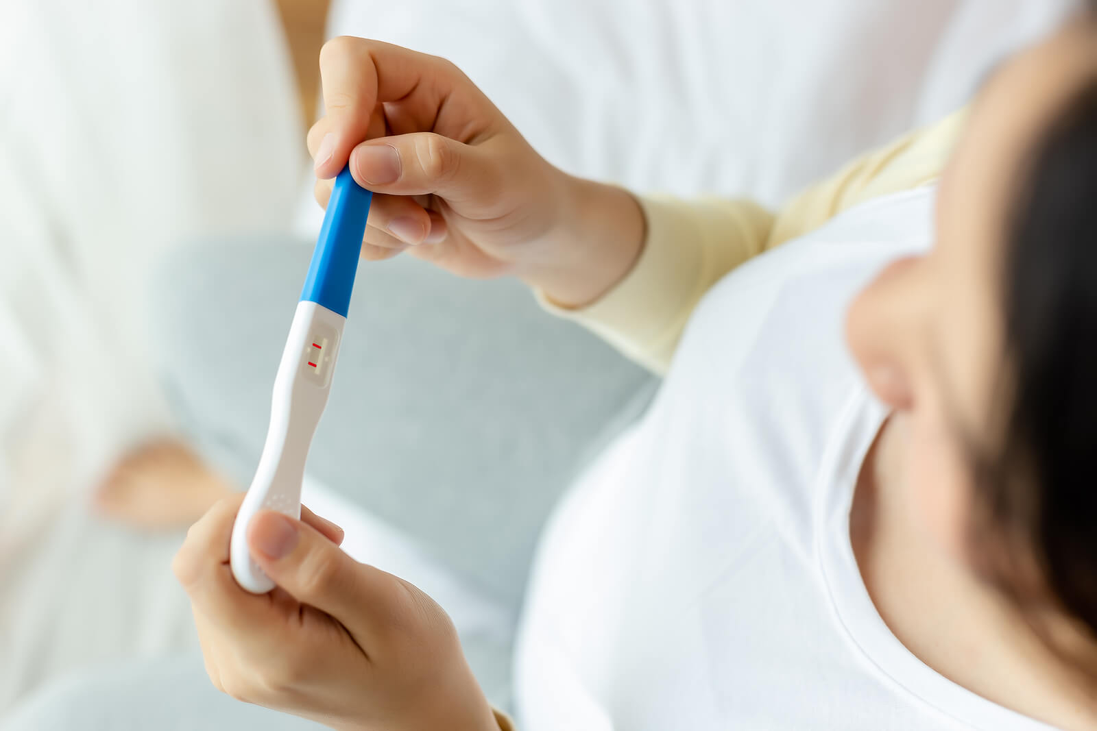 Las pruebas y análisis médicos durante el embarazo incluyen el test de diagnóstico rápido