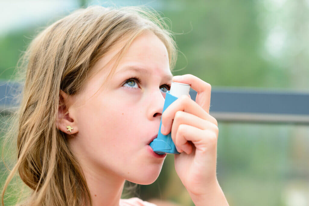 Asma em uma menina com alergia.