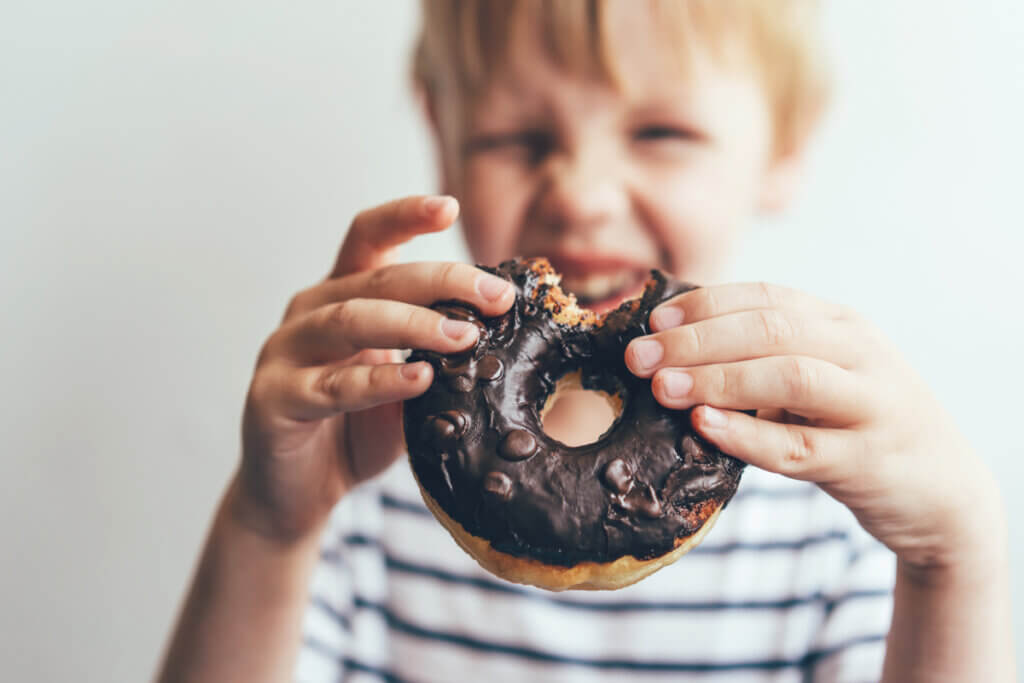 Malos hábitos dietéticos favorecen la obesidad infantil.