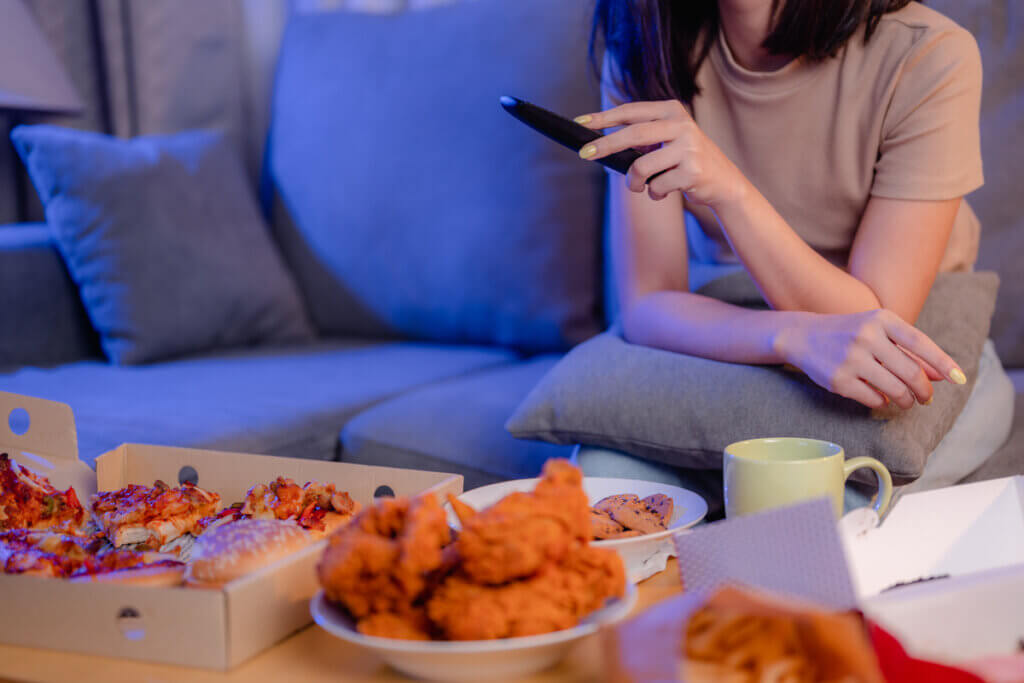 Comida chatarra en una mujer con ansiedad.