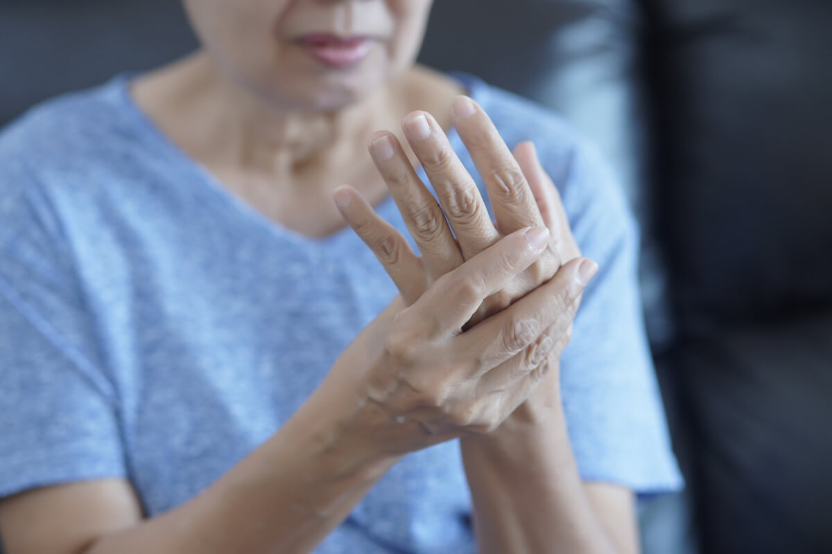 Donna con dolore alle articolazioni della mano