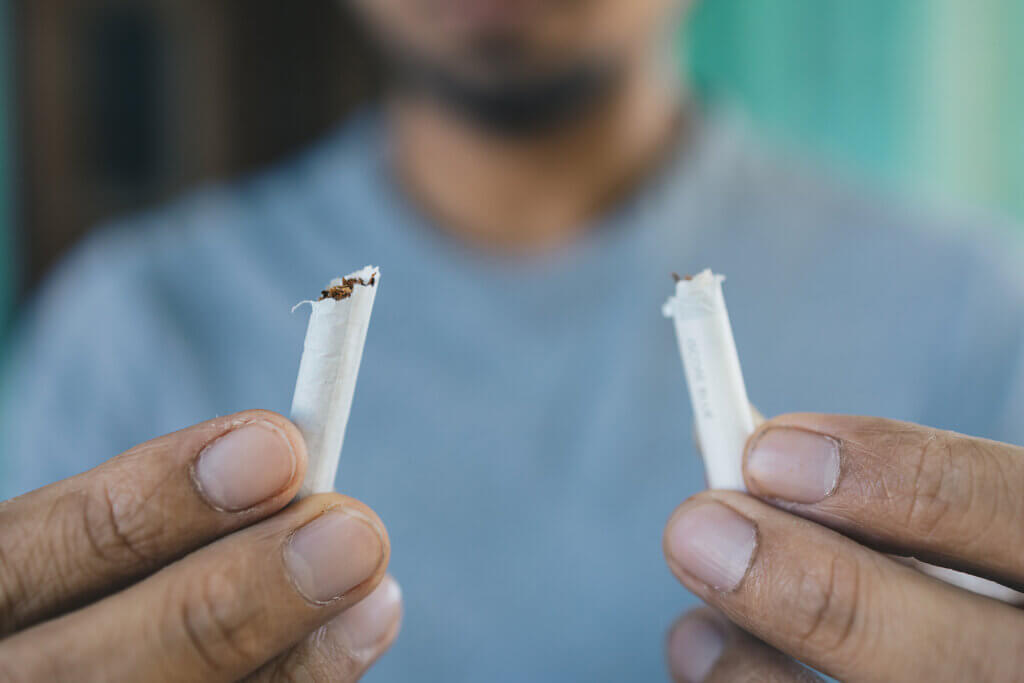 Cigarrillo causa bronquitis crónica.