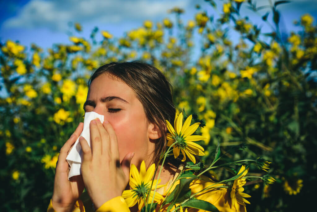 Femme allergique au pollen.