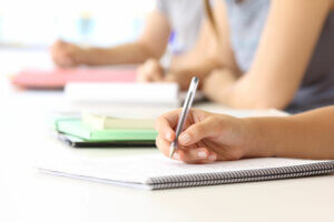 Los 6 beneficios de escribir a mano para el cerebro