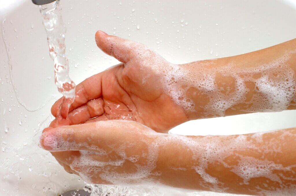Lavarse las manos para las alergias estacionales.
