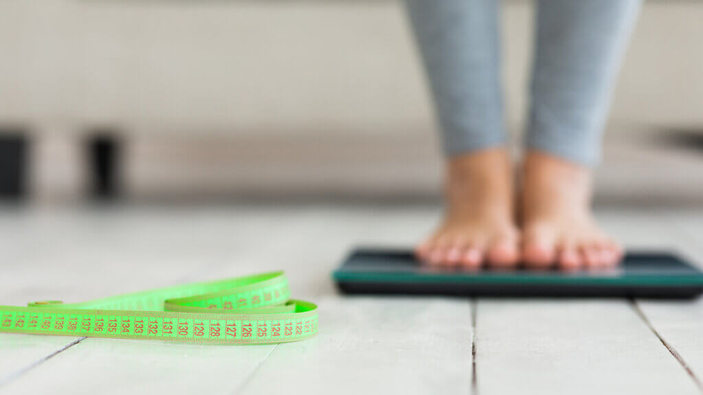 Las causas de la retención de líquidos incluyen el sobrepeso y la obesidad