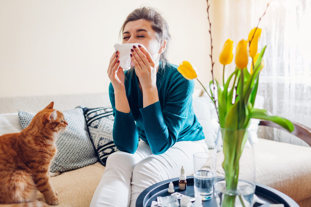 As diferenças entre as alergias e os resfriados incluem os sintomas.