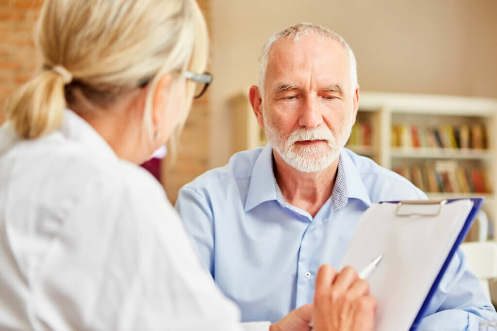 Anciano que tiene que vivir con la enfermedad de Parkinson.