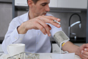 ¿Fumar aumenta la presión arterial?