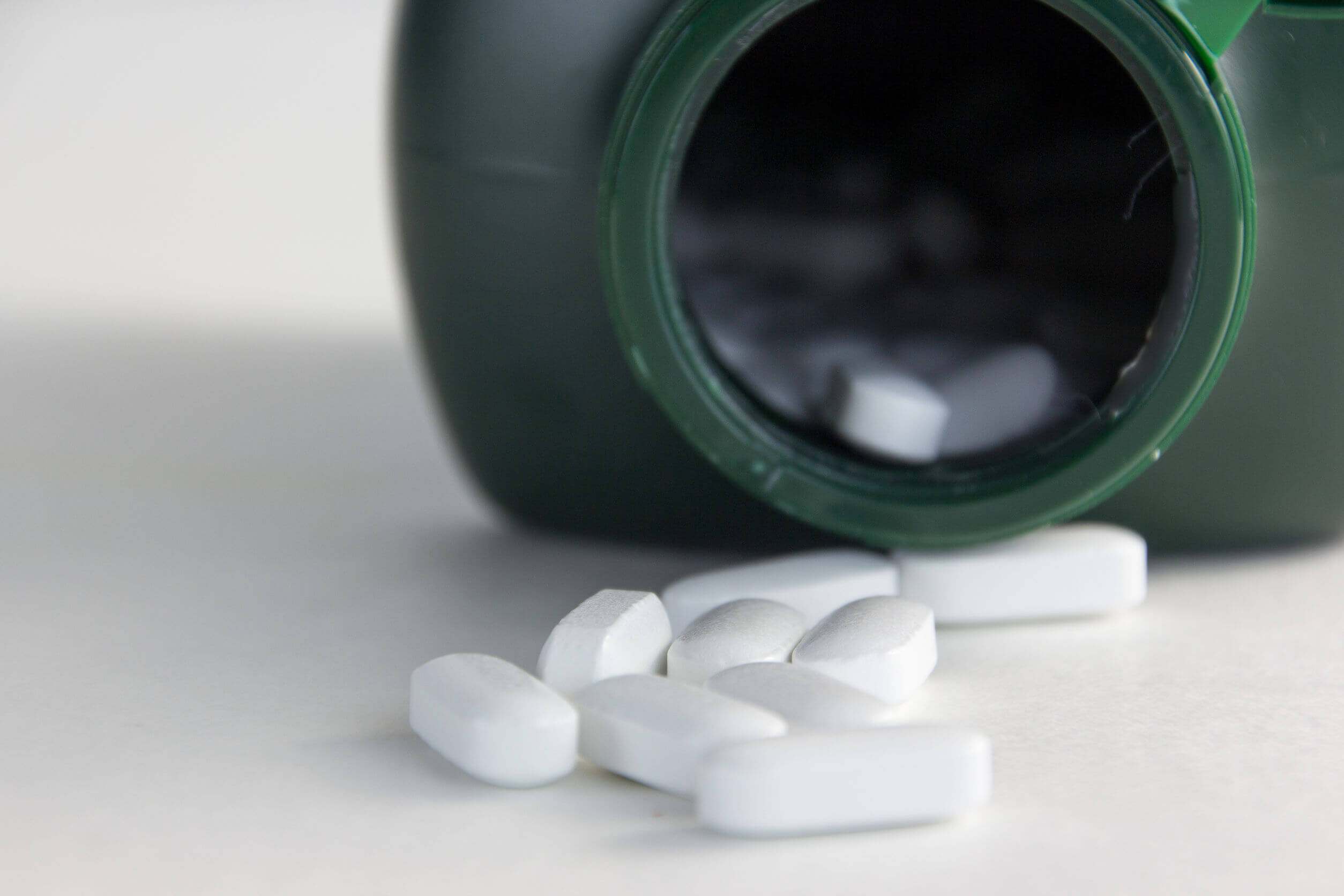 El tratamiento del hipotiroidismo incluye principalmente medidas farmacológicas