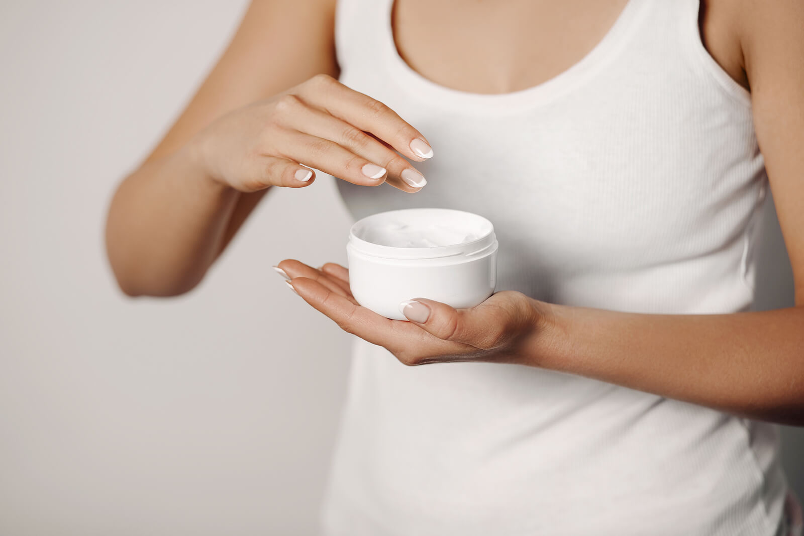 Hacer una limpieza facial requiere algunos productos químicos