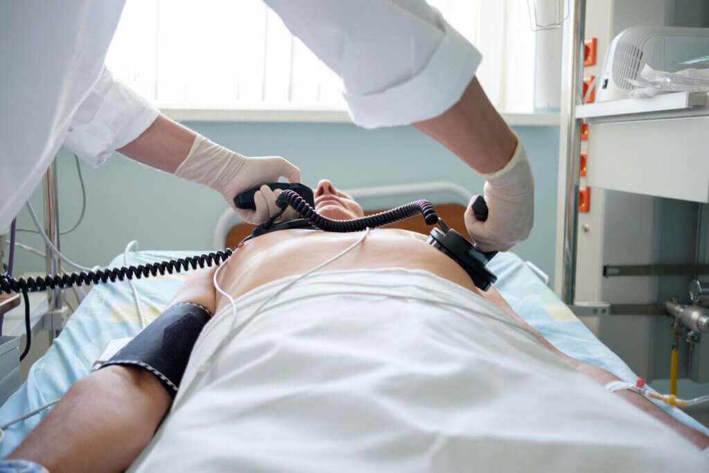 Desfibrilación en un hospital por un tipo de taquicardia.
