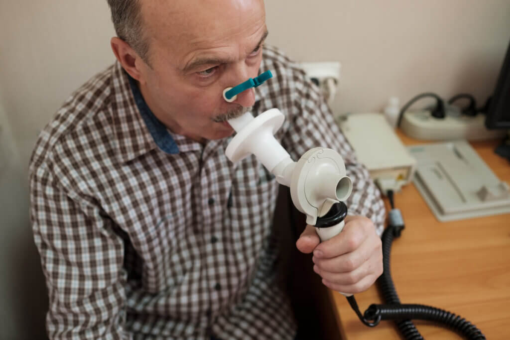 Espirometría en un hombre mayor.