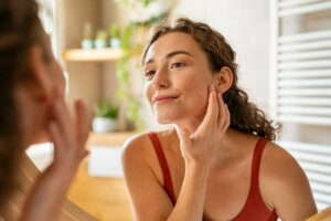 Acne premestruale: cause e trattamento