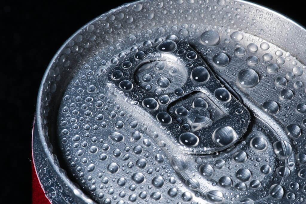 Lata con refrescos.