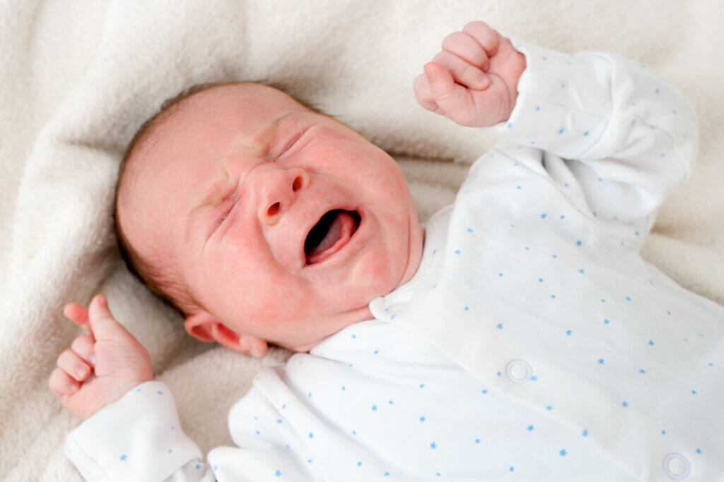 Llanto en recién nacido con hipoglucemia neonatal.