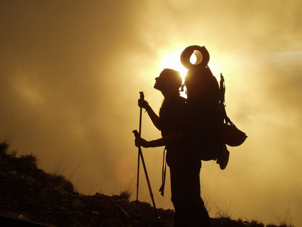 Une femme qui randonne dans la montagne.