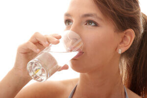 ¿Beber agua ayuda a tratar el acné?