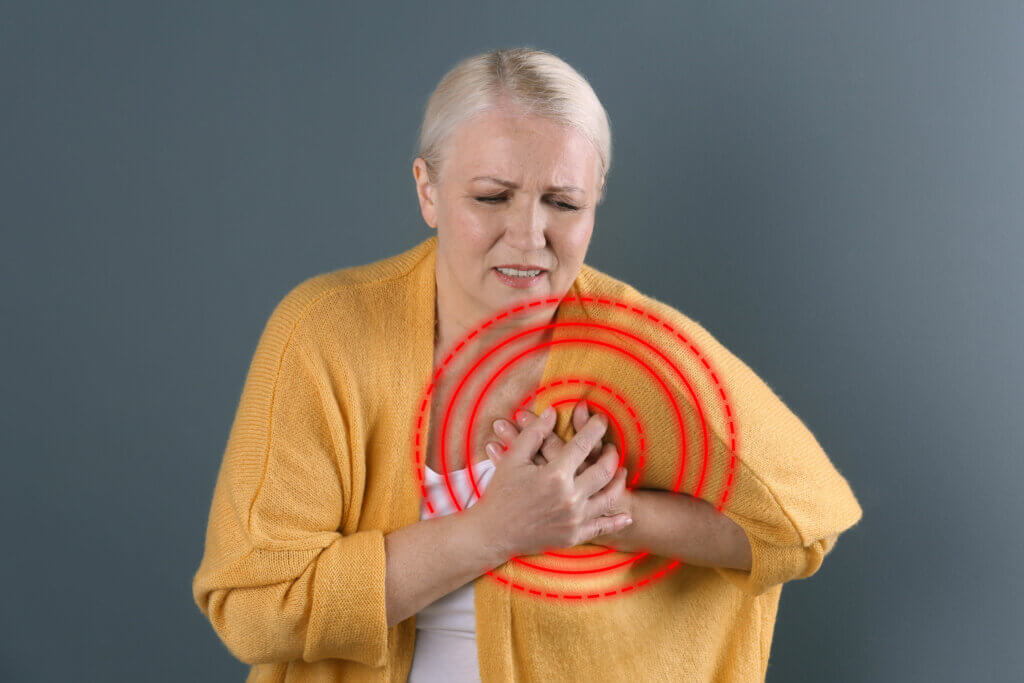 Mulher na menopausa com ataque cardíaco devido à falta de estrogênio.