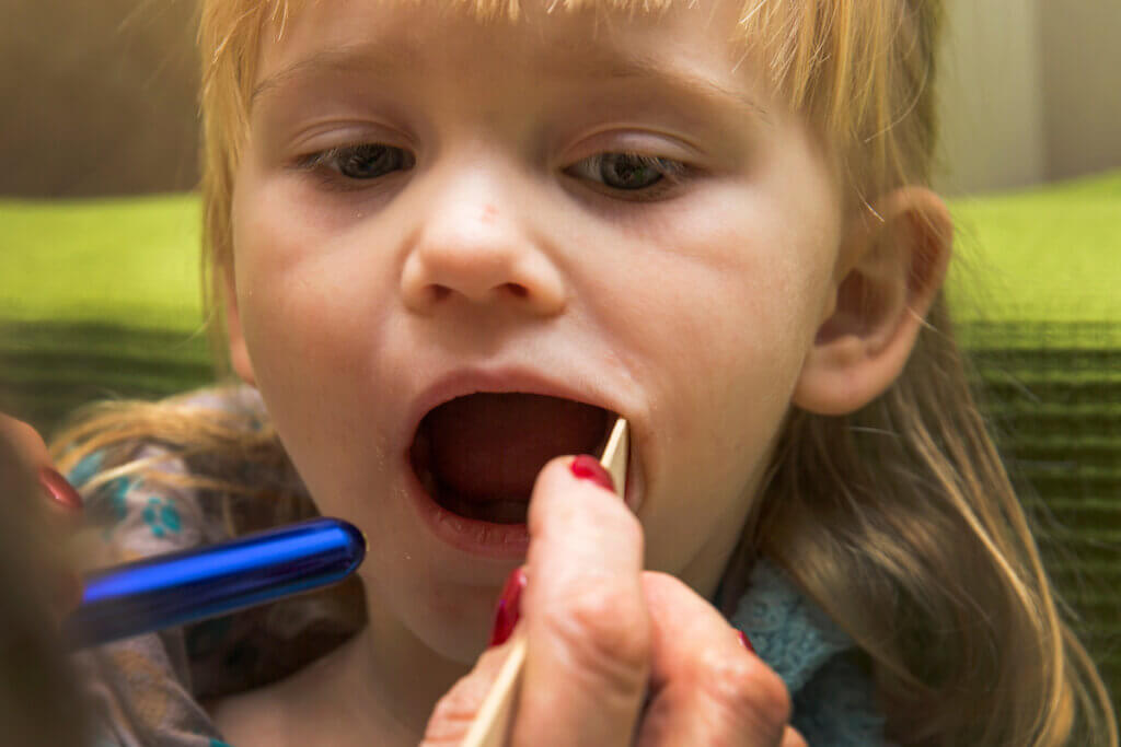 Consulta pediátrica por escarlatina.