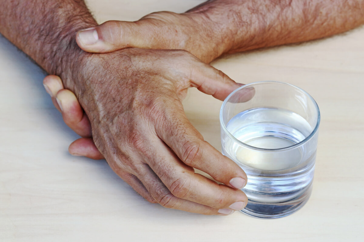 Les symptômes de la maladie de Parkinson comprennent des tremblements