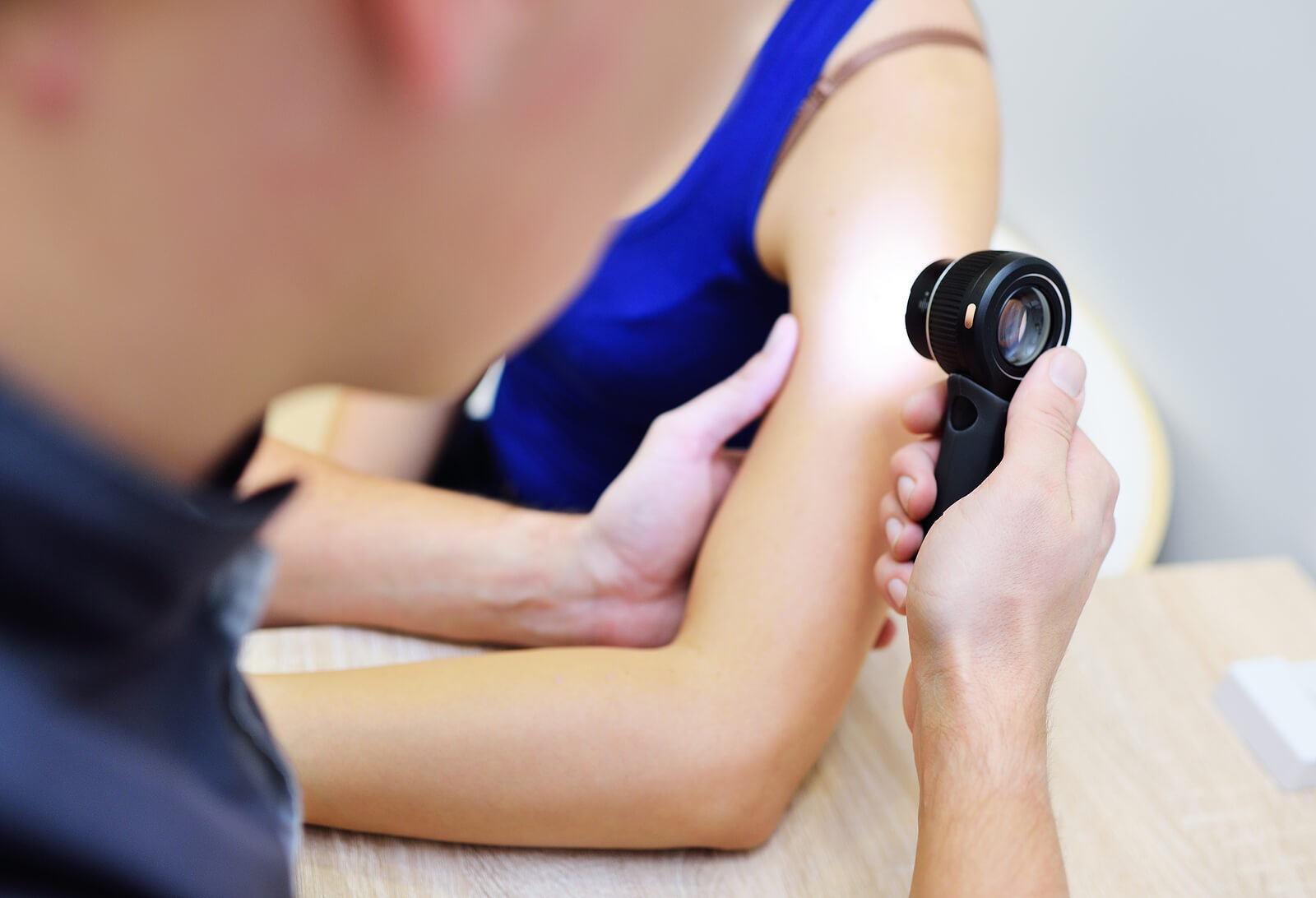 Observation et examen de la peau du bras. 