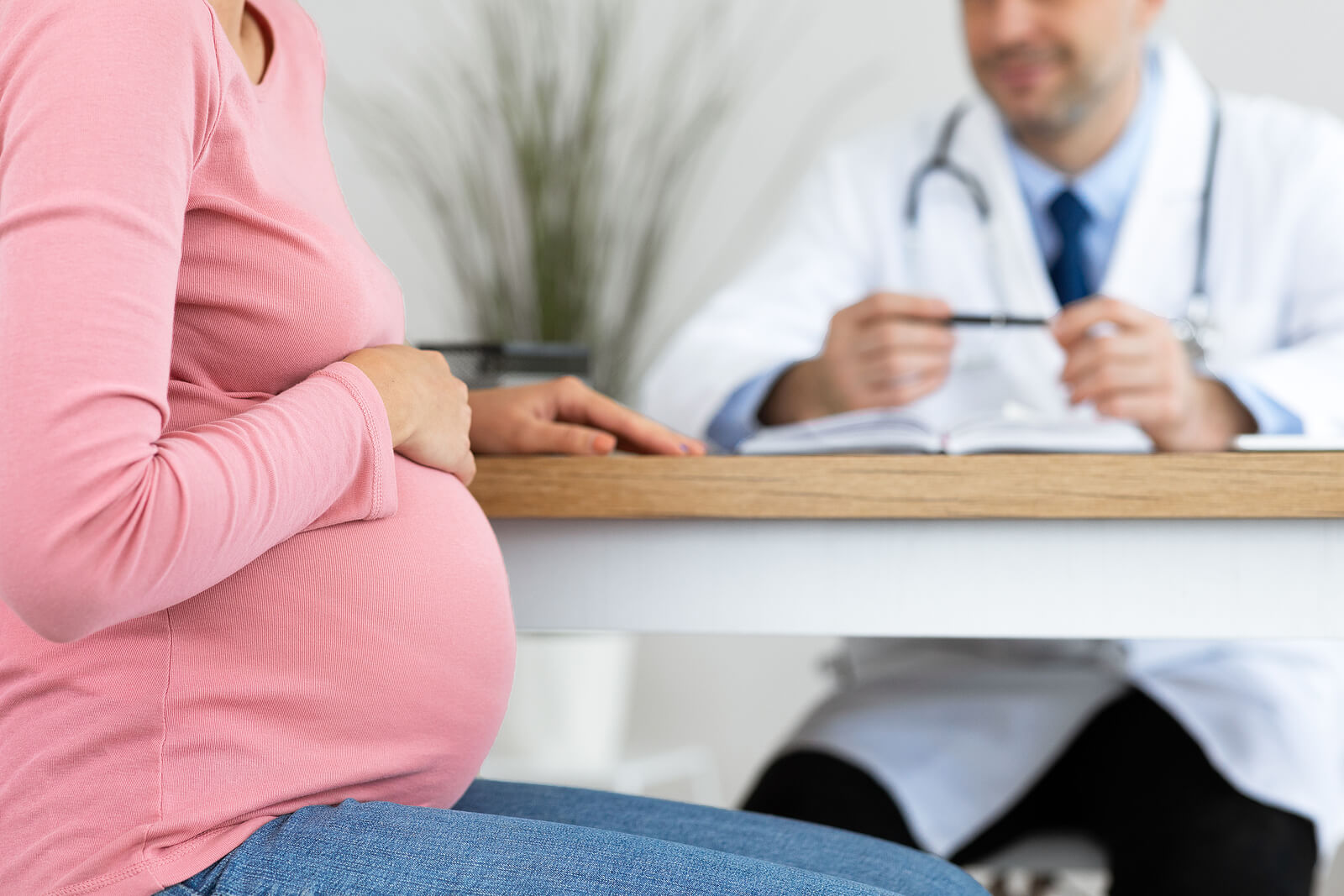 Une femme enceinte en consultation. 
