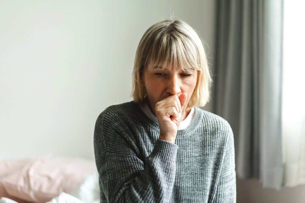 Une femme qui tousse.