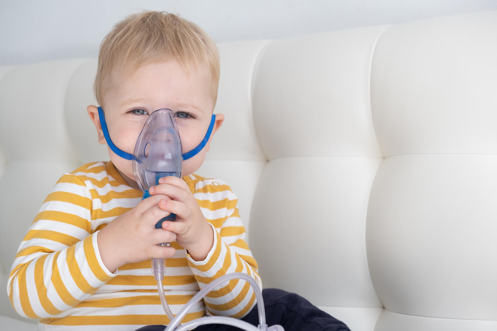 Un enfant avec un masque à oxygène. 