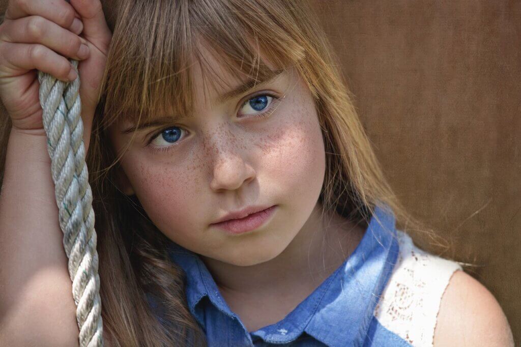 Une jeune fille avec des taches de rousseur. 