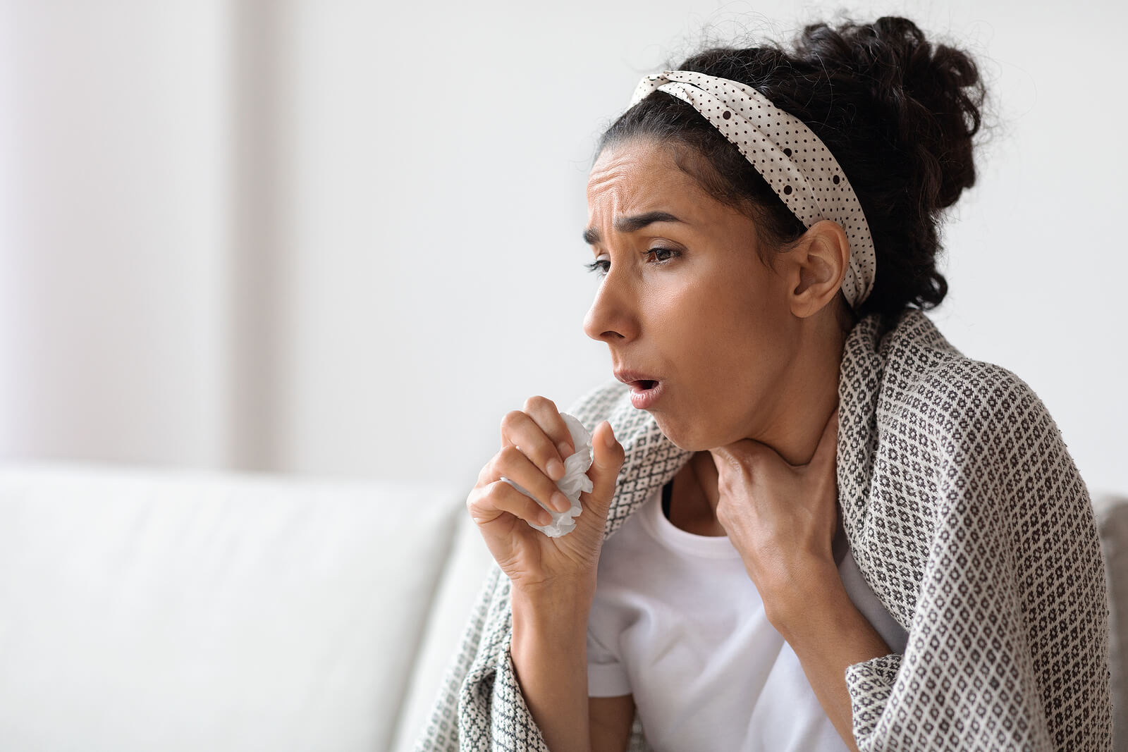Os sintomas de câncer de pulmão incluem tosse persistente.