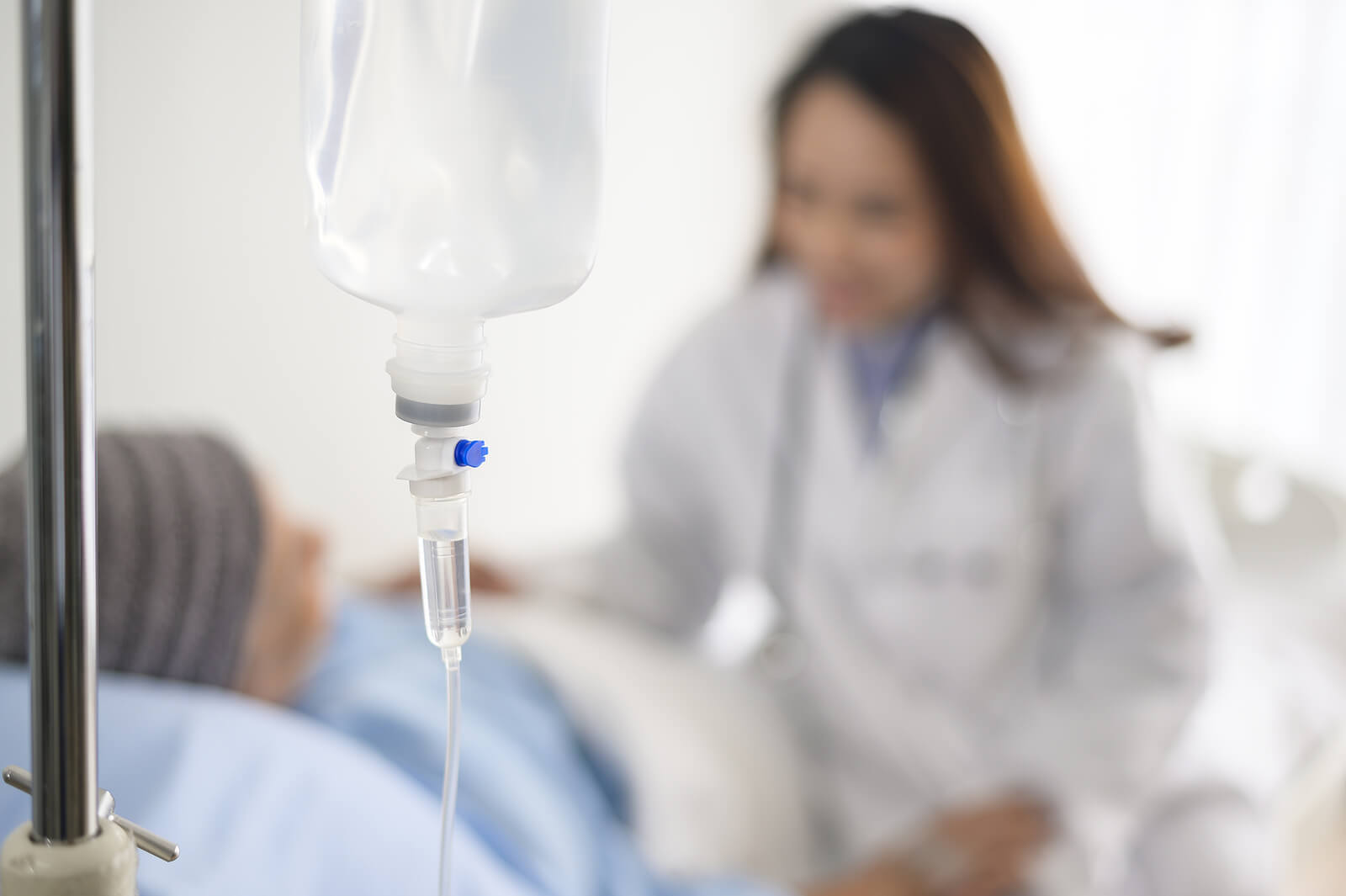 Une personne hospitalisée avec une perfusion.