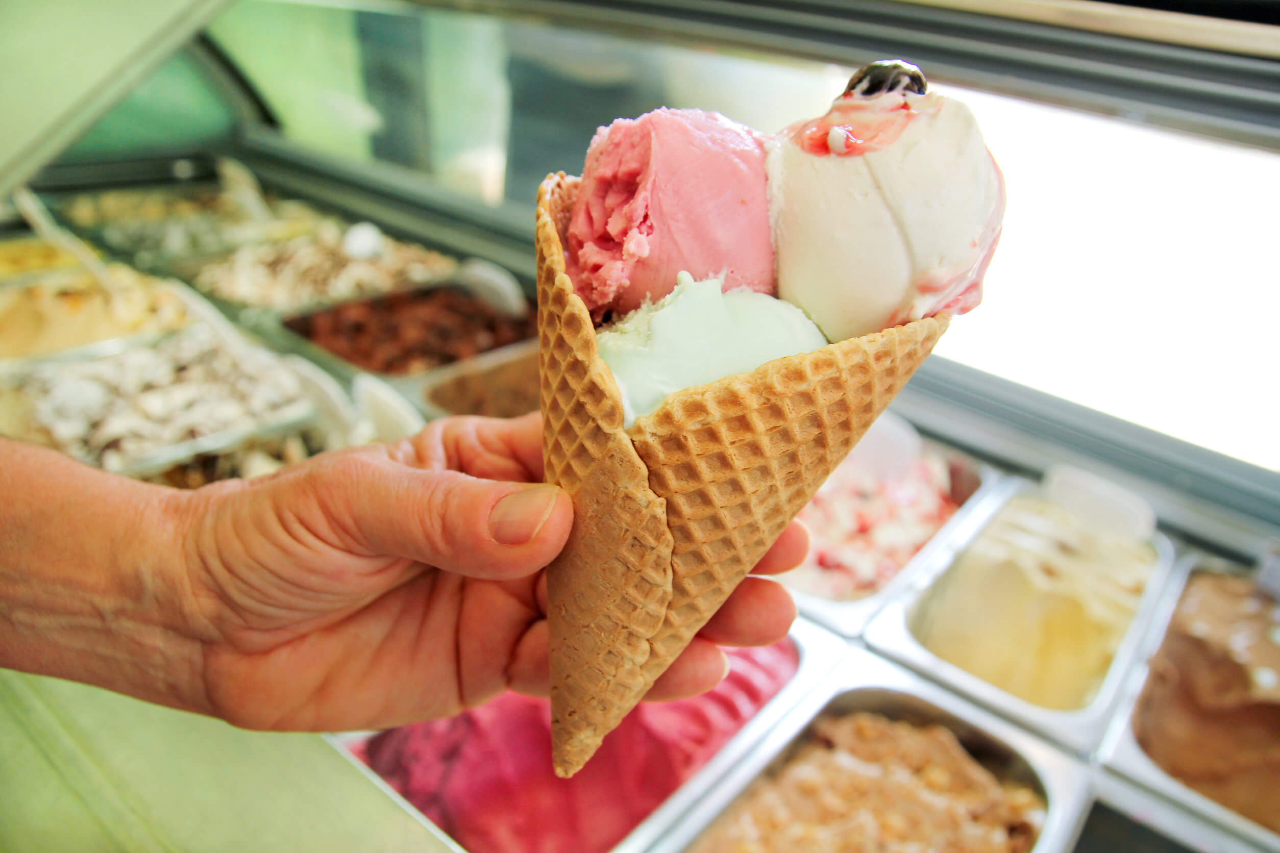 Entre los alimentos menos saludables están los helados