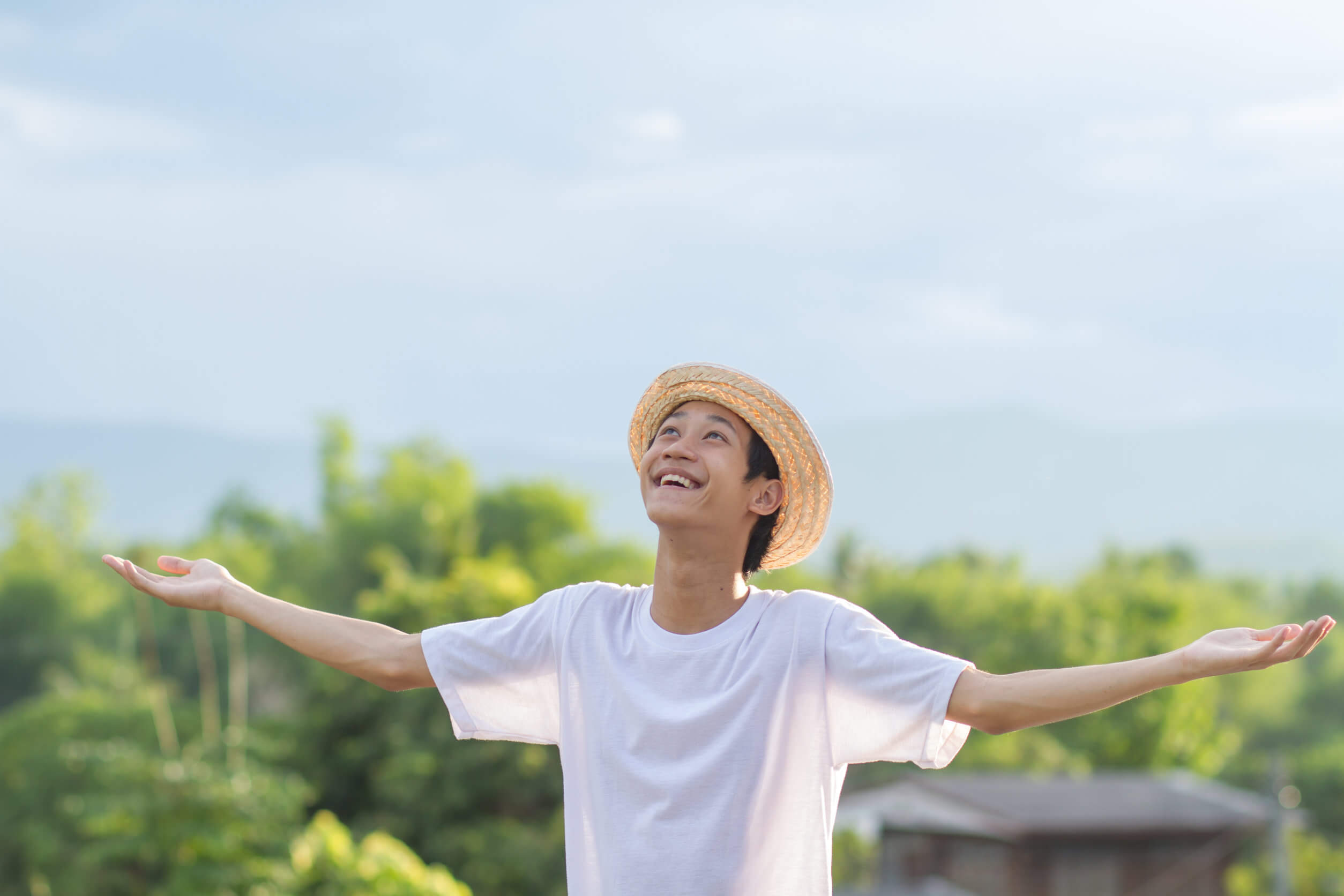 Las diferencias entre emoción y sentimiento es que este último se manifiesta principalmente en humanos