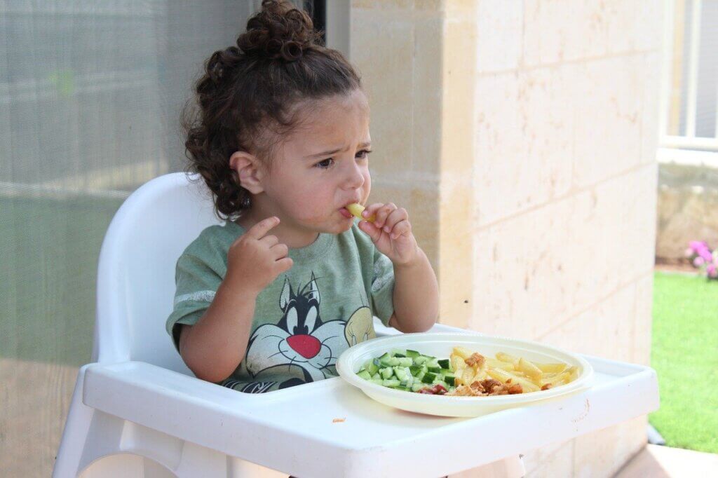 Niña con asco a algunas comidas tiene ARFID.