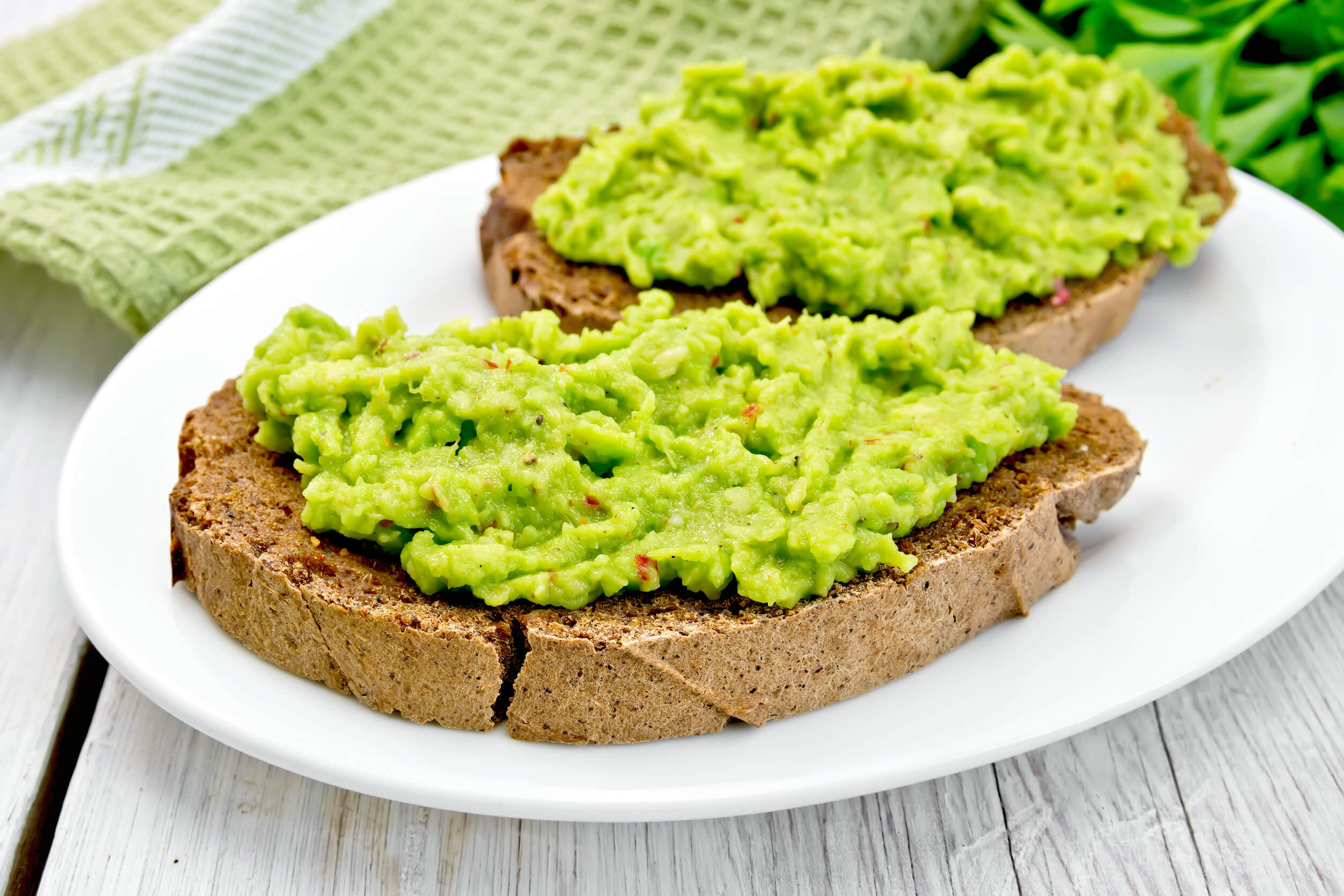 Some healthy dinners for weight loss include tostadas with guacamole.