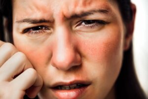 10 causes de rougeurs du visage