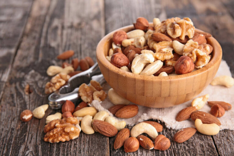 The 7 Types of Nuts: Characteristics and Nutrients
