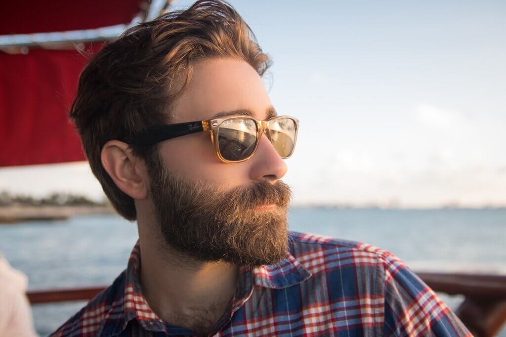 Hombre con barba en el mar.
