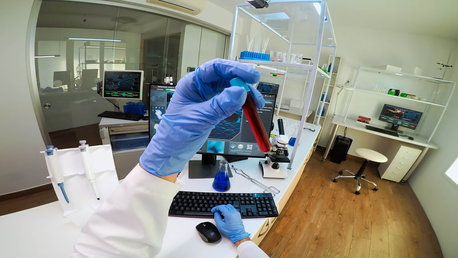 La neutrofilia se detecta en el laboratorio