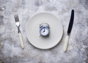 Las consecuencias de saltarse comidas para tu salud