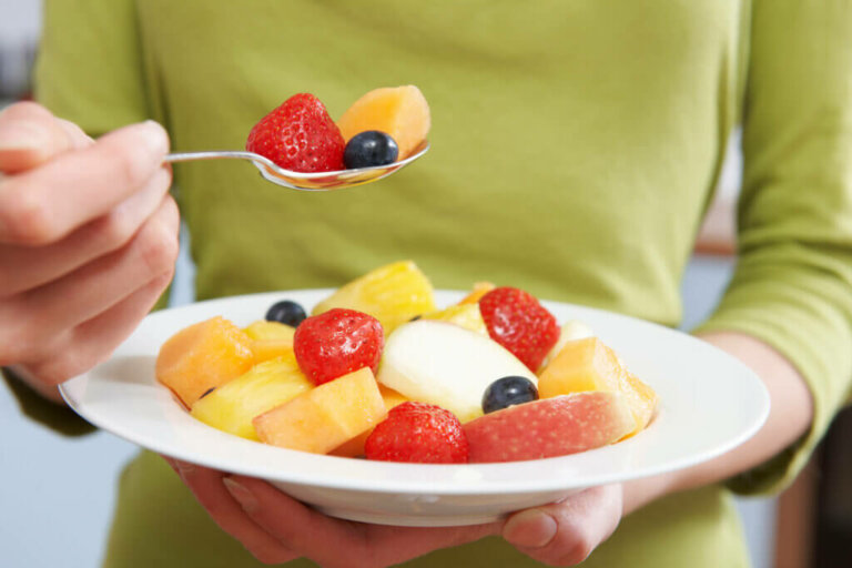 Fa bene mangiare la frutta la sera?