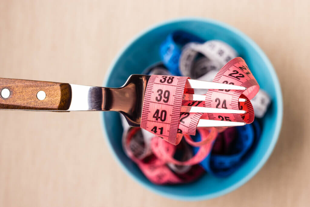 Mangiare poco aiuta a perdere peso?