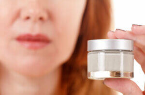 Causas da acne em mulheres mais velhas