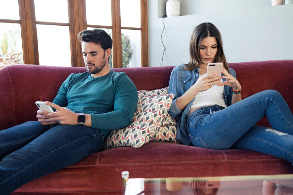 La tecnoferencia en las parejas es evidente