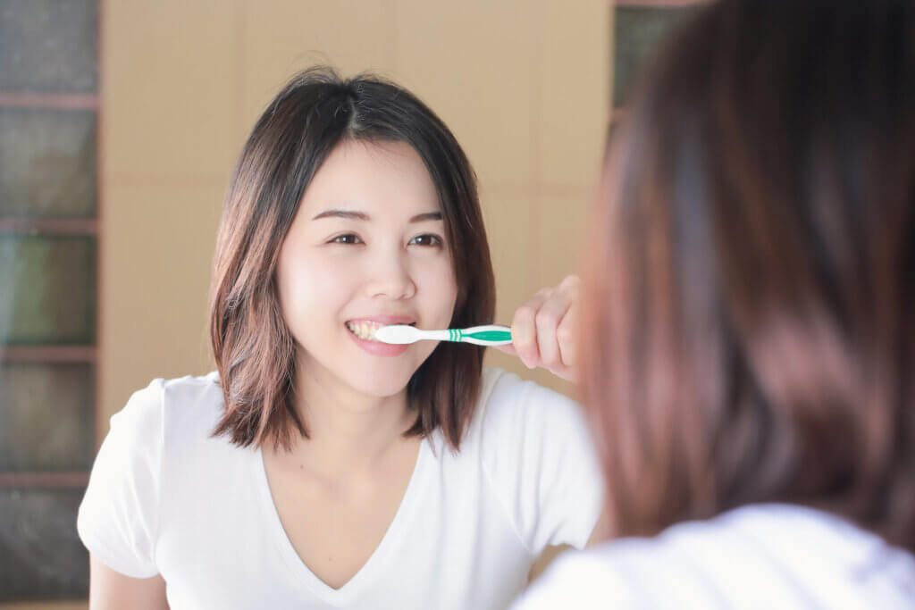 Las causas de los dientes manchados incluyen un mal cepillado