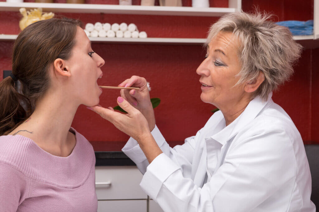 La candidiasis oral es diagnosticada por los médicos